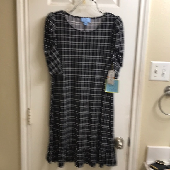 CeCe Dresses & Skirts - CeCe short sleeve sheath dress. NWT